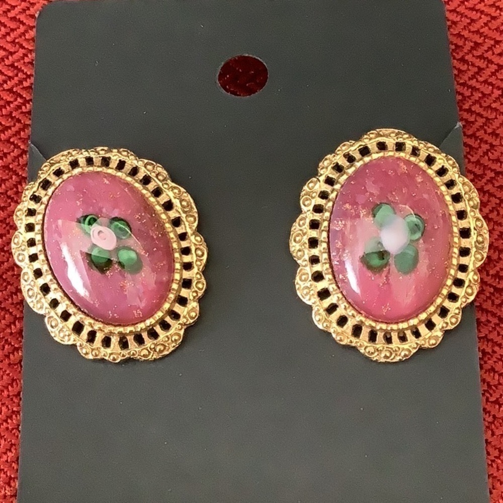Beautiful pink cabochon rose earrings with gold tone accent